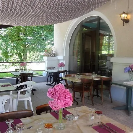 Du Pont Et Restaurant A *