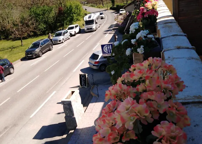 Du Pont Et Restaurant A * Groléjac