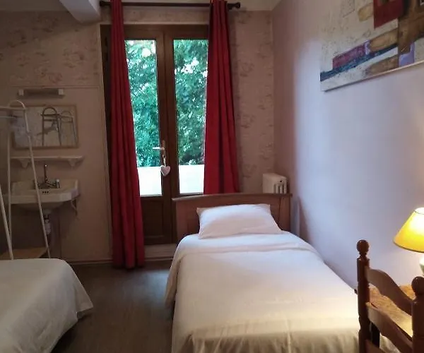 Du Pont Et Restaurant A Hotel Groléjac