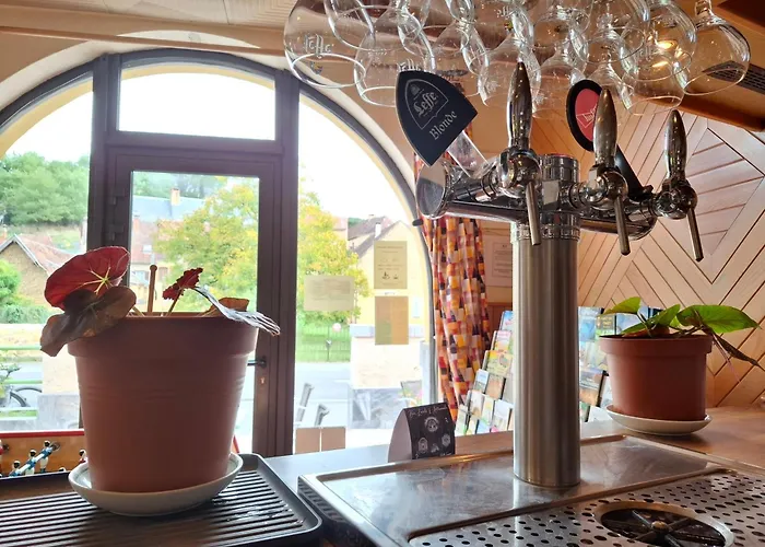 Du Pont Et Restaurant A Groléjac